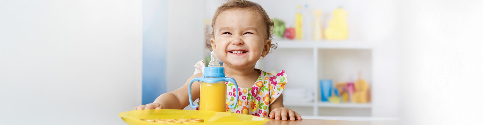 Uśmiechnięte dziecko w żłobku